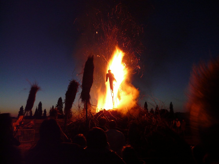 Le feu dvore les bois et le mannequin